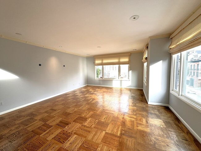 Building Photo - Pacific Heights Top floor,2 level Unit, la...