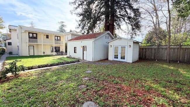 Building Photo - 911 Paru St