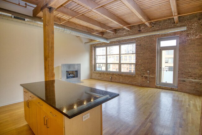 Building Photo - 333 S Desplaines St