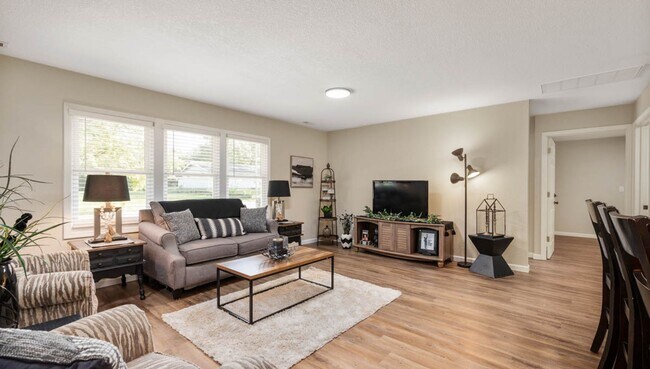 Building Photo - 4 bedroom, 4 bathroom property! Located cl...