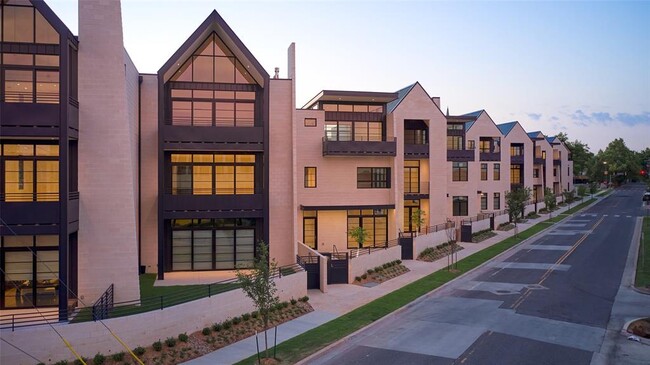 Building Photo - 1229 N Dewey Ave