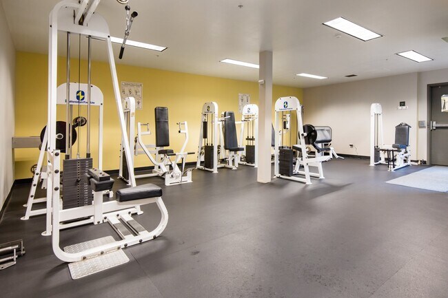 Gimnasio totalmente equipado - 2415 2nd Ave