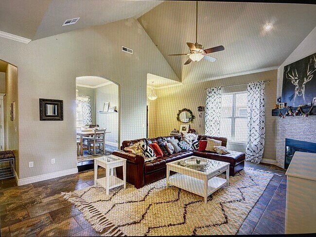 Foto del edificio - 19225 Blossom Ct