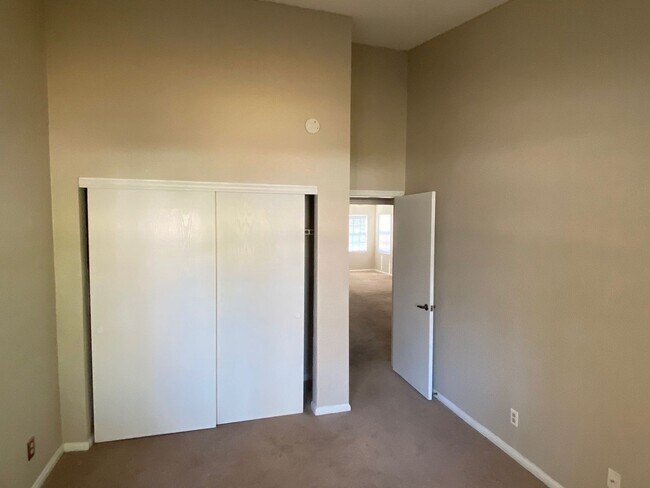Building Photo - 3 Bedroom 2 Bathroom Home!