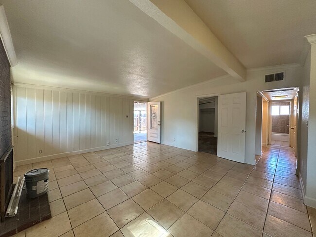 Foto del edificio - Coming Soon! West Sac Three Bedroom Home