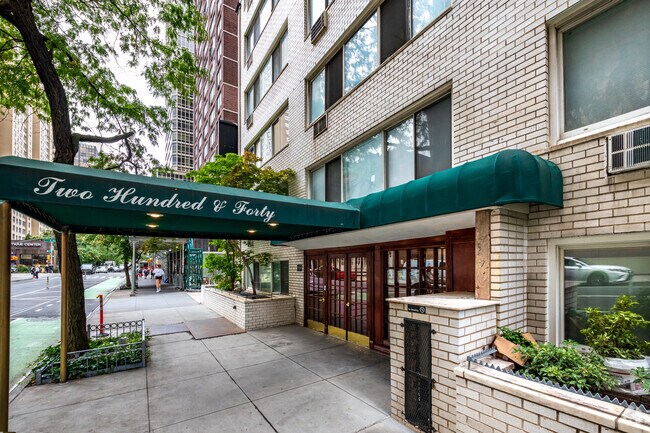 Entrada - 240 E 55th St