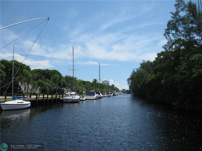 Building Photo - 6473 Bay Club Dr