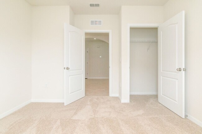 Foto del edificio - RENT NOW and RECEIVE 2 WEEKS OFF YOUR FIRS...