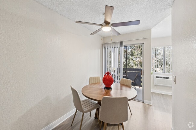 1 dormitorio, 1 baño - 650 pies cuadrados - Comedor - Chateau Spring Hill Apartments
