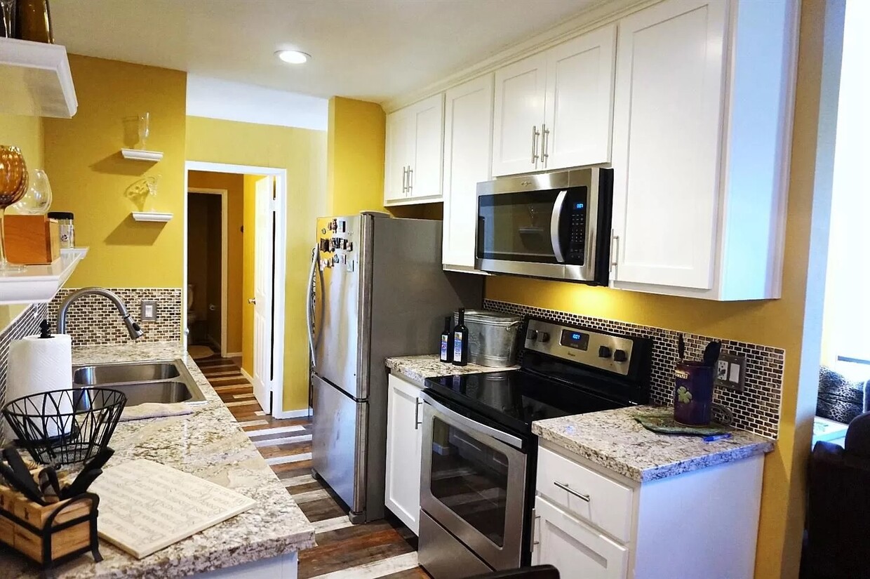 Kitchen - 888 Woodside Ln E