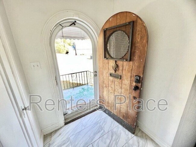 Building Photo - 2233 N Denver Blvd