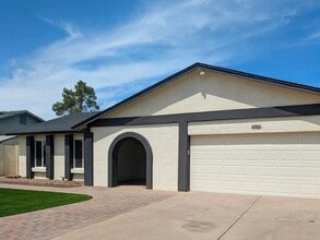 Building Photo - 1016 W Manhatton Dr