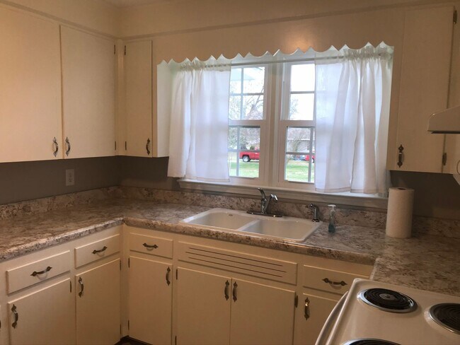 Foto del edificio - Completely remodeled 3 bedroom  w/ screened porch. Applications accepted at www.treg-rentals.com ...