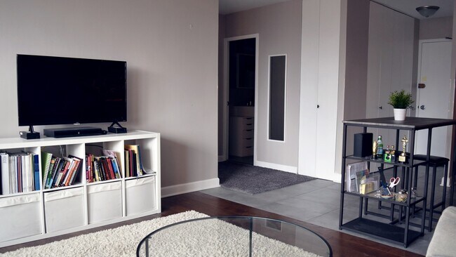 Foto del edificio - 555 W Cornelia Ave