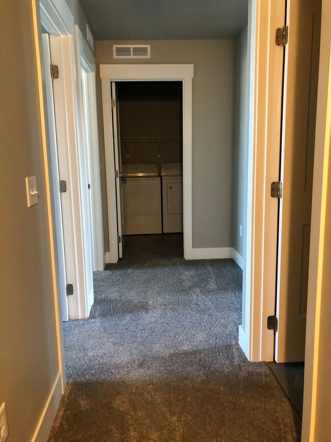 Building Photo - Gorgeous 3 bed townhome