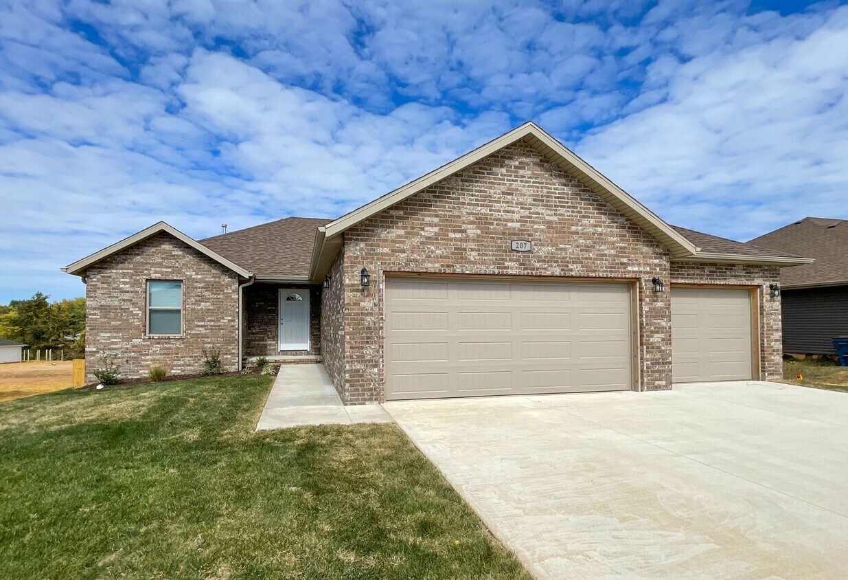 Foto principal - 207 W. Canterbury, Willard, MO