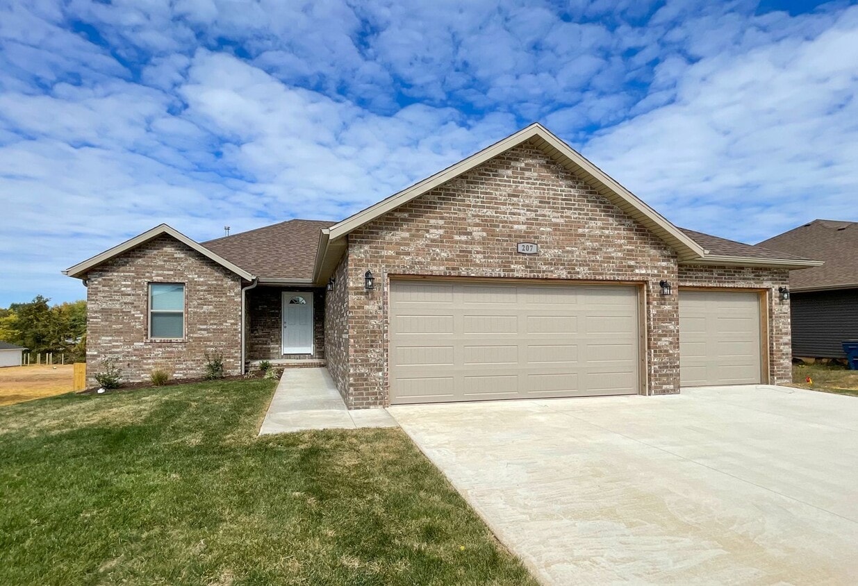 Primary Photo - 207 W. Canterbury, Willard, MO