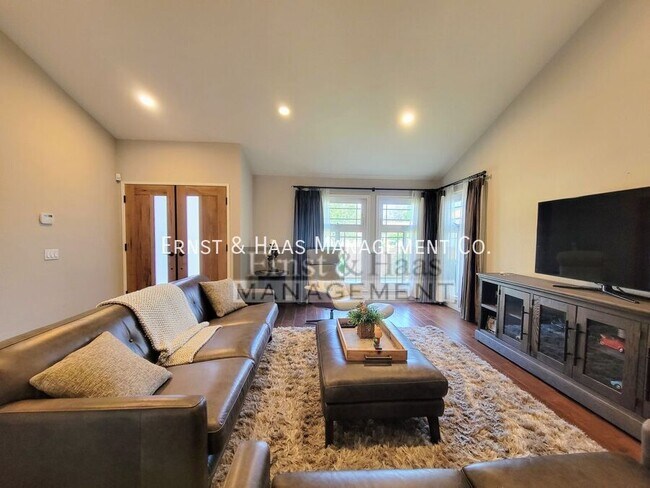 Building Photo - Stunning Executive 4 Bedroom Home in Prime...
