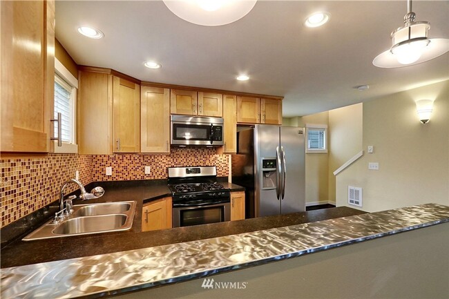 Building Photo - 2 Bed 2.5 Bath Lake City Townhome!