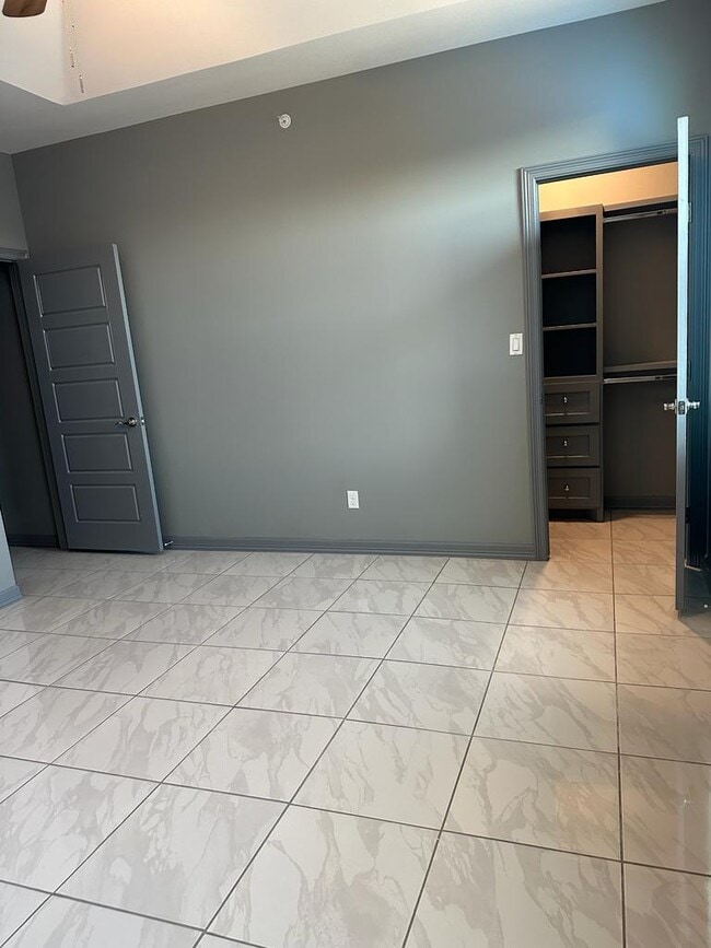 Building Photo - 530 Ebony