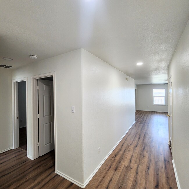 Entryway - 18416 Great Falls Dr