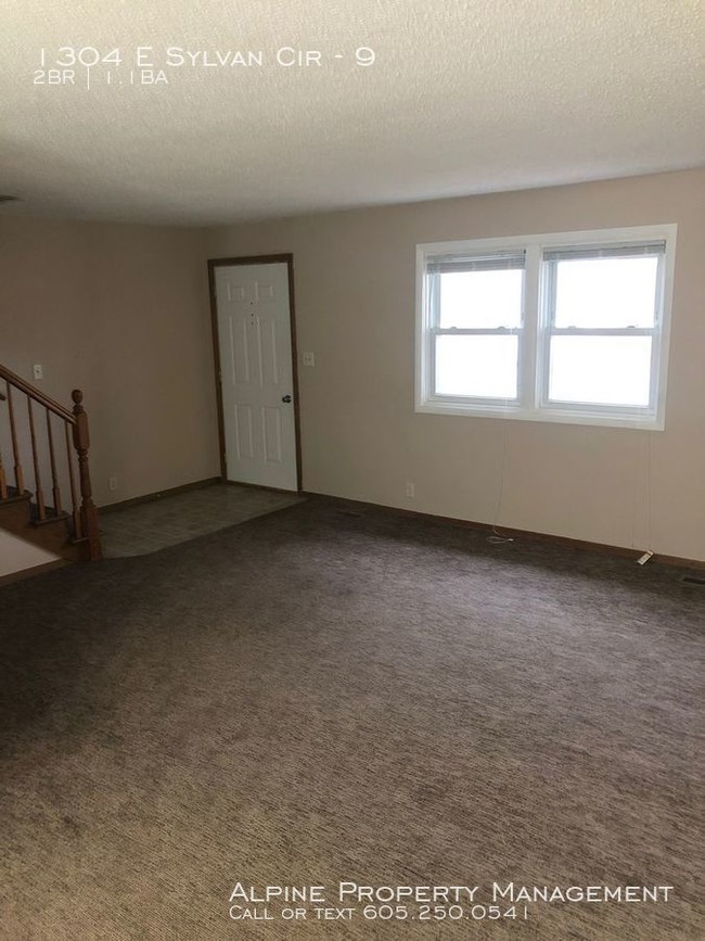 Building Photo - 1304 Sylvan Cir