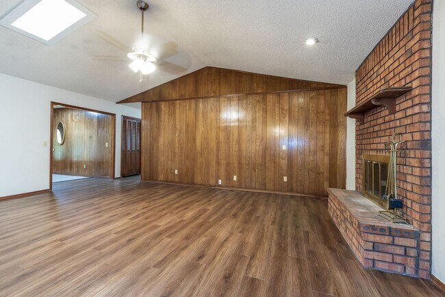 Building Photo - Spacious 4 Bedroom 3 Bath Home in Tulsa