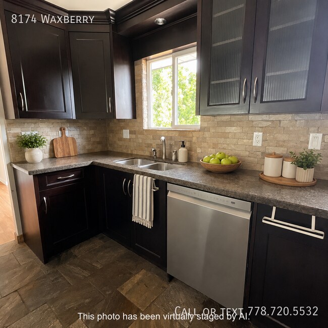 Building Photo - Spacious Split-Entry Family Home on Private Lot