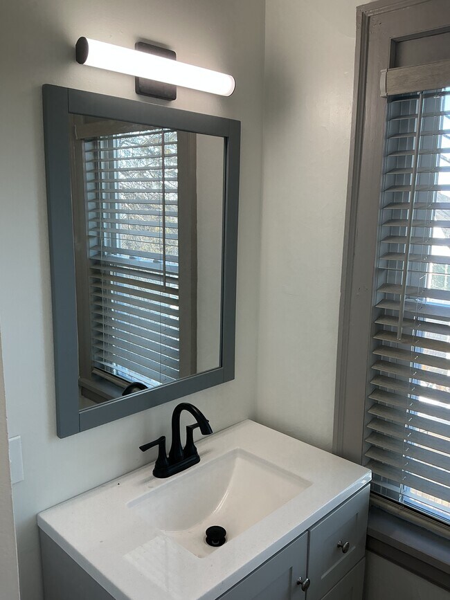 Foto del edificio - 1826 E 8th St