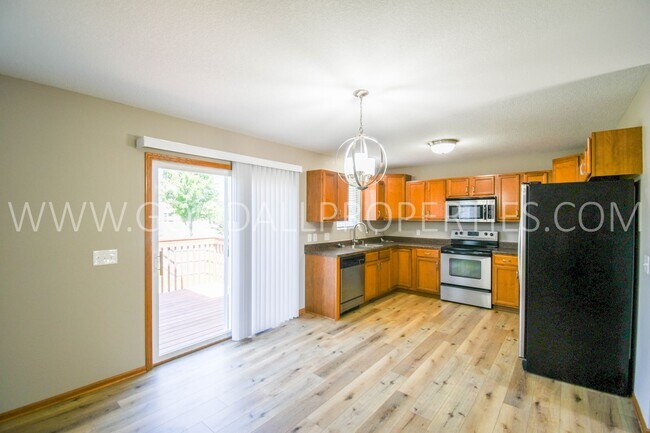 Foto del edificio - 3 bed 2.5 bath Single Family Home with fenced in yard in Urbandale within the Waukee School District