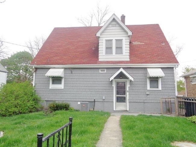Building Photo - 3332 Halsted St