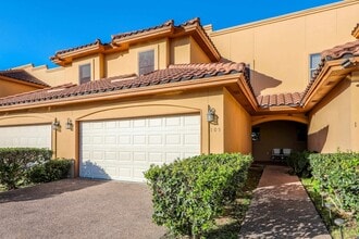 Building Photo - 707 St James Dr