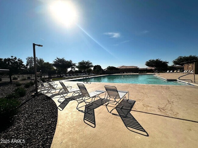 Foto del edificio - 15020 W Watson Ln