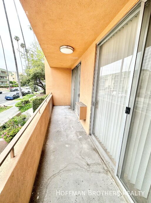 Foto del edificio - 980 Menlo Ave Los Angeles, CA 90006