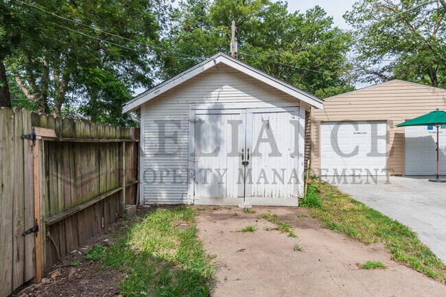 Building Photo - 427 S Fern St