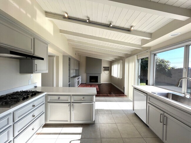 Foto del edificio - Wonderful Home 3-Bedrooms, 2-Bath Plus Off...