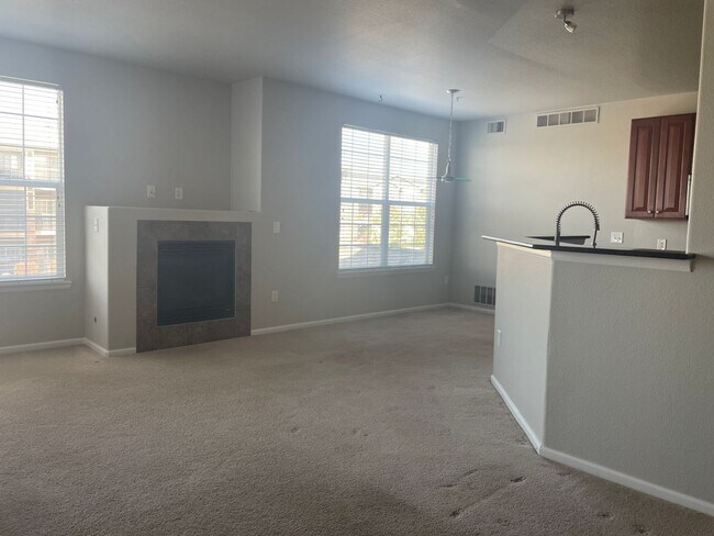 Foto del edificio - Beautiful, Mint Condition 2 bed/2 bath Con...