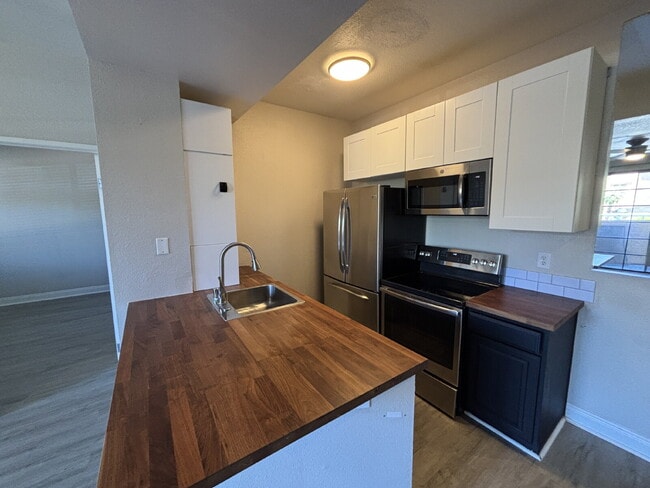 Building Photo - 2 Bed, 2 Bath condo, ground floor unit