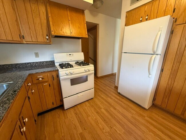 Foto del edificio - 3202 Chatham Dr