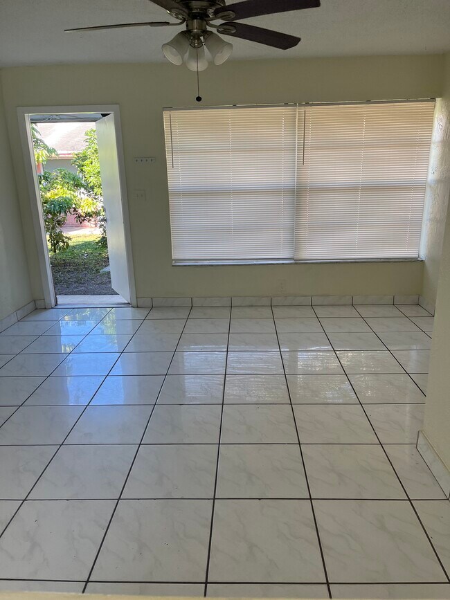 Building Photo - 1440 SW 41st Ave