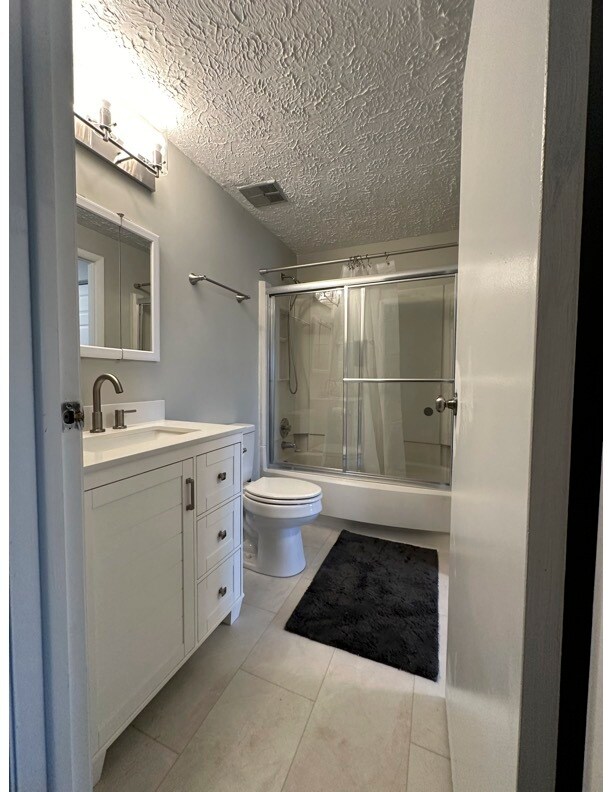 Baño de la planta superior - 5811 Rowanberry Dr