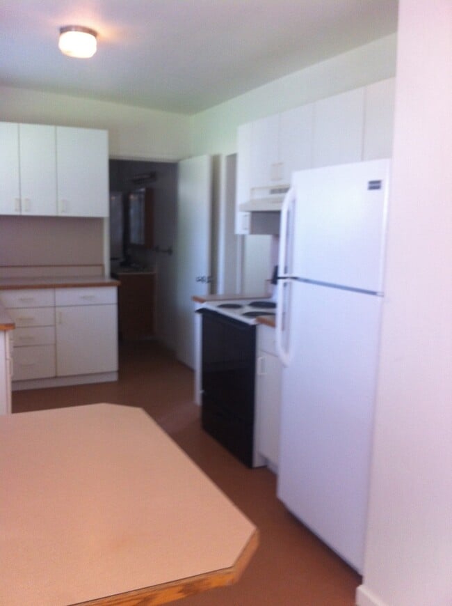 Building Photo - Tidy 2 bedroom 1 bath with fenced backyard