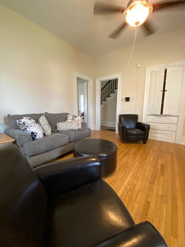 Building Photo - 922 W 3rd St