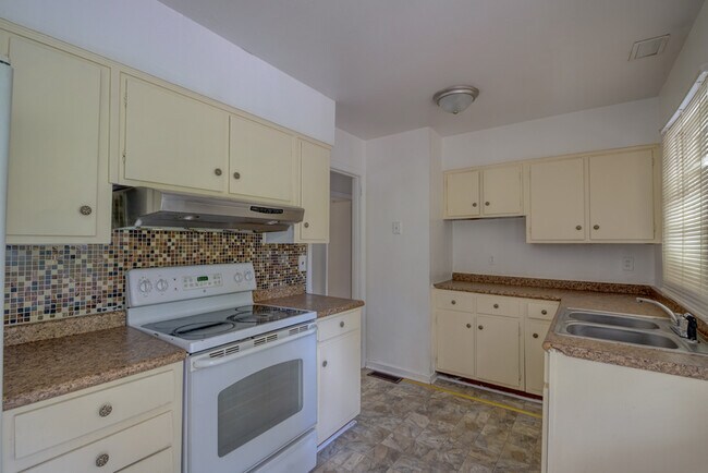 Building Photo - 728 Glen Crest Dr