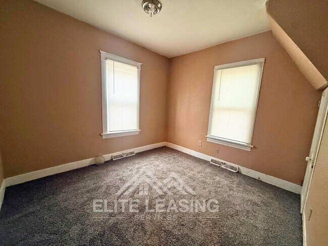 Foto del edificio - Charming & Spacious 3-Bedroom Rental in Topeka’s Oakland Neighborhood!