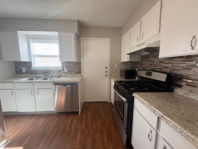 Building Photo - Centre-513