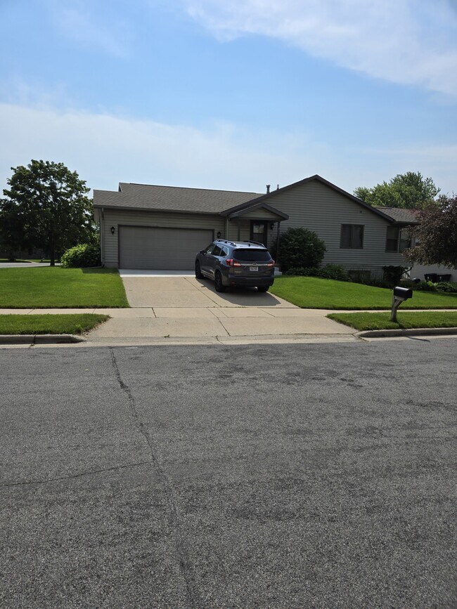 Building Photo - 185 White Tail Dr