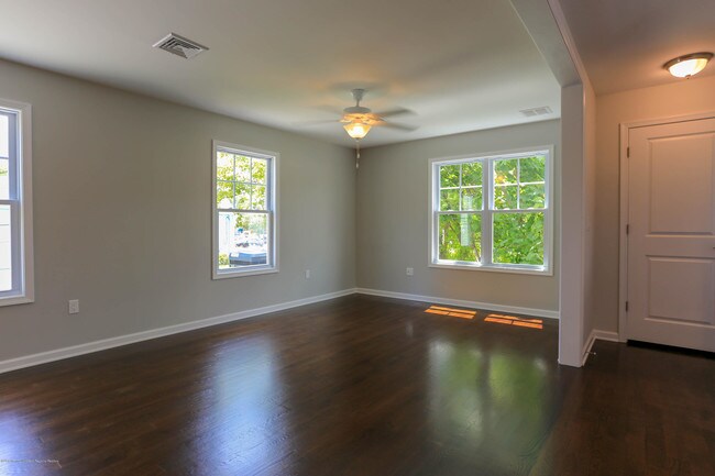 Building Photo - 9 Center St