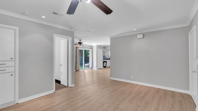 Foto del edificio - Beautifully Redone 2 Bedroom House! Availa...