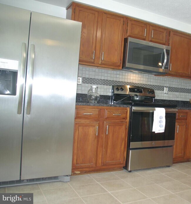 Building Photo - 5 Bayridge Dr